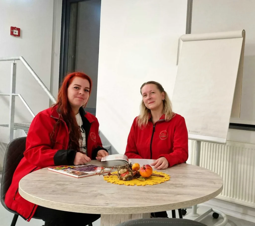 Zwei Mitarbeiter im mobilen Pflegedienst, die an einem Tisch sitzen und sich auf ihre Arbeit in der ambulanten Pflege vorbereiten.